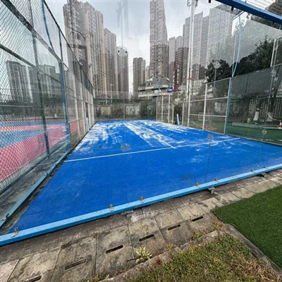 Падель, часто перекладається як теніс у клітці